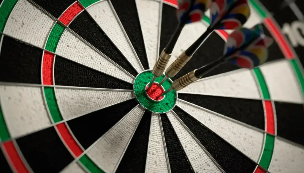 Dartscheibe mit eingesteckten Pfeilen in der Triple-20 aus der Nahperspektive