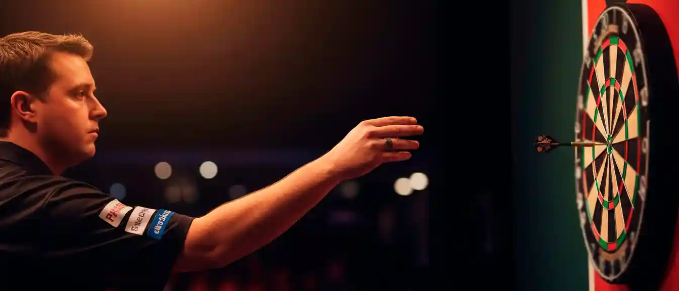 Darts-Spieler wirft auf die Dartscheibe unter Scheinwerferlicht in einer Arena